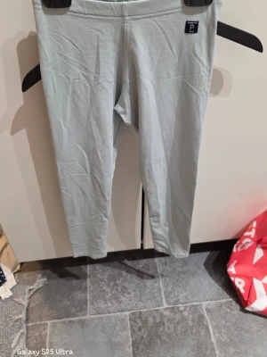 Ljusblå leggings från Polarn O. Pyret - Snygga ljusblå leggings från Polarn O. Pyret i storlek 140. De har en enkel design med elastisk midja och är gjorda i mjuk bomull som är skön att ha på sig. Perfekta för dig som gillar bekväma och stilrena plagg.