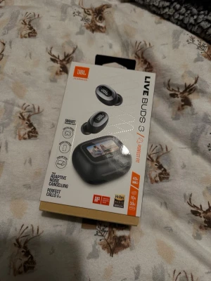 JBL Live Buds 3 - JBL Live Buds 3 är trådlösa hörlurar med adaptiv brusreducering, Hi-Res Audio och upp till 40 timmars batteritid. Perfekt för samtal och musik, med smart kontroll och bekväm passform. Produkten är helt ny och har aldrig använts 