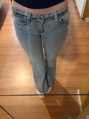 cheap monday jeans - Fina lågmidjade, ljusblå bootcut jeans. Köpta på Weekday. Har ett litet hål i bak, men de syns knappt. Hör av vid frågor/mått💗
