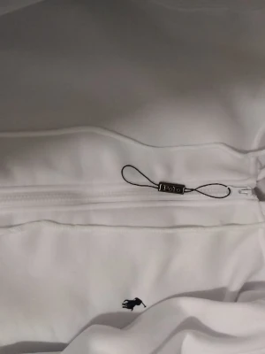 Polo Ralph Lauren  - Säljer en nytt skick polo Ralph Lauren vit hoodie size S passar även dem som har storlek M