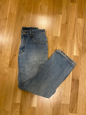 Blå raka jeans från Calvin Klein - Säljer ett par klassiska blå jeans från Calvin Klein med raka ben i strl 32. Har en liten ljus fläck på vänstra benet där av lågt pris, 50kr!