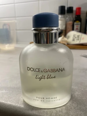 Dolce & Gabbana Light Blue Homme - Fräsch och ikonisk Eau de Toilette för män. Volym: 125 ml. Bilden visar hur mycket det är kvar. 