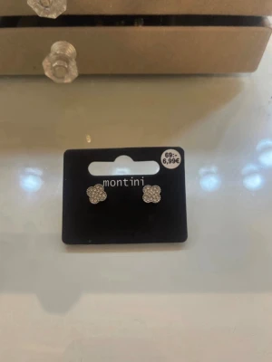 Helt ny klöver örhängen  - säljer helt nya silver örhängen i klöver form, dem är glittrar också!