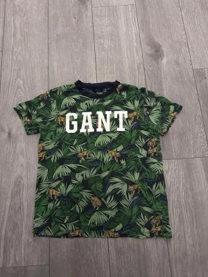 Grön mönstrad t-shirt från GANT - Tak den är i mycket bra skick från gant i storlek 146/152cm