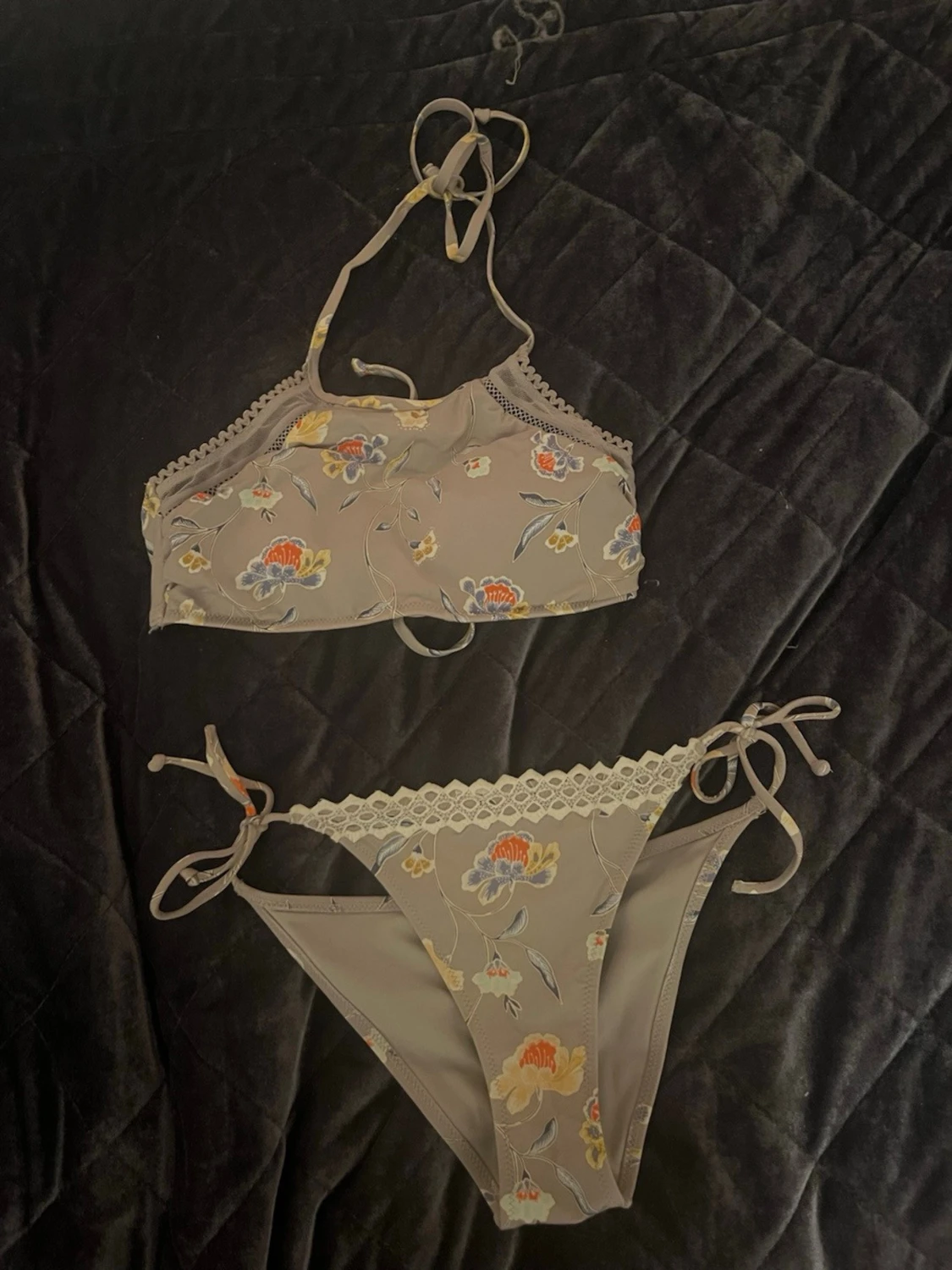 Beige blommig bikini med spetsdetaljer