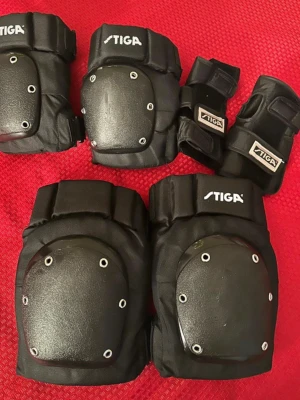 Svart skyddsutrustning från Stiga Utformad för barn som väger 50kg + ungefär  - Säljer ett komplett set med svart skyddsutrustning från Stiga, storlek L. Setet innehåller knäskydd, armbågsskydd och handledsskydd med hårda plastskal och justerbara kardborreband. Perfekt för dig som vill ha extra skydd vid sport eller aktivitet.