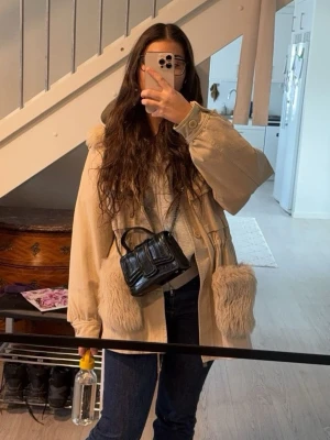 Custommade jacka  - Säljer en beige jacka från custommade💘 med stora fluffiga fickor och krage i päls. Jackan har en rak passform, dragkedja och knappar framtill samt flera fickor. Perfekt till våren, skriv för fler bilder o buda gärna🩷