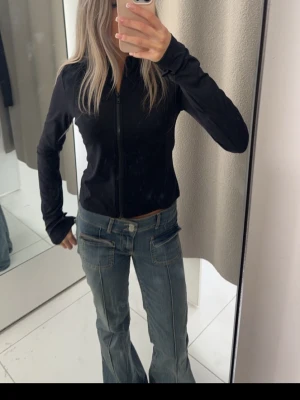Lågmidjade 5pocket jeans  - Säljer dessa coola lågmidjade jeans från nelly, använda fåtal gånger, säljs inte längre💓