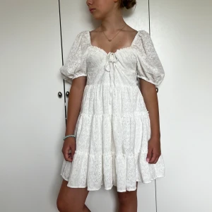 Vit klänning  - Såå fin vit klänning, perfekt till skolavslutning, student, konfirmation osv. Den har justerbara band vid bysten vilket gör att den passar många storlekar!💕💕