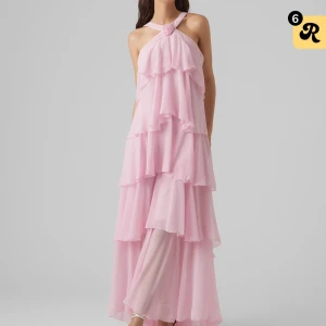 Ljusrosa volangklänning med öppen rygg - Superfin klänning från veromoda i storlek xs, passar perfekt på mig som är 160. Använd en gång utan skador, men lite svarta märken finns längst ner vid fötterna men inget som syns tydligt 