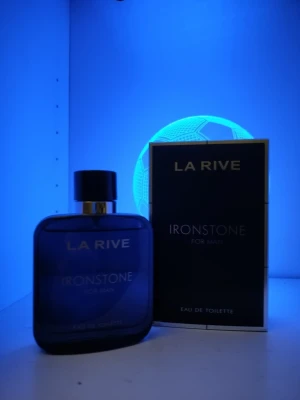 La Rive Ironstone Eau de Toilette - La Rive Ironstone for Man är en Eau de Toilette med en volym på 100 ml. Modern design och stilren förpackning gör den till ett snyggt tillskott i din samling. Perfekt för dig som vill sticka ut med en fräsch känsla.