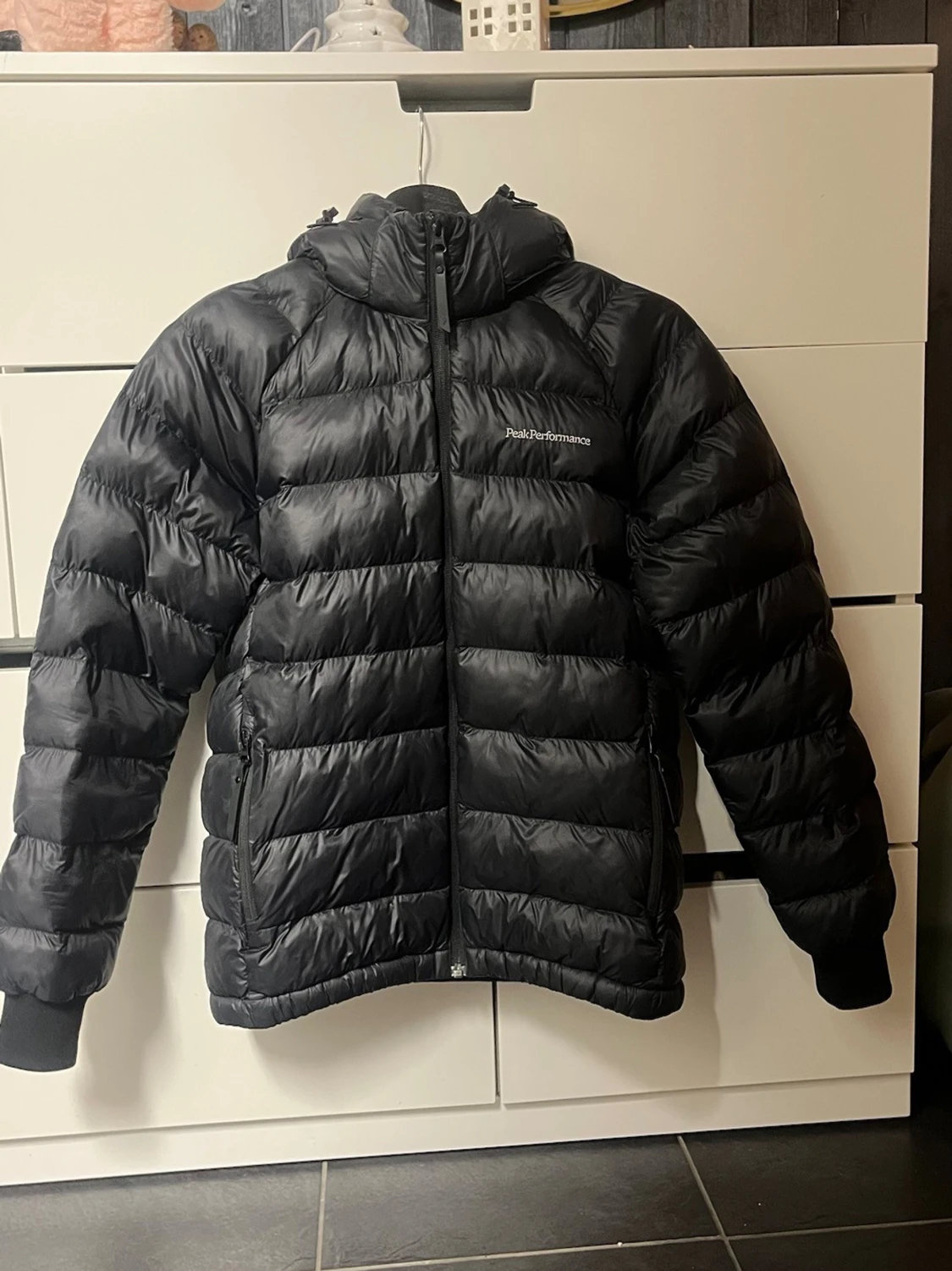 Svart Peak Performance dunjacka