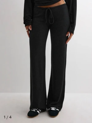 My chill pants från Nelly  - Svarta mjukisbyxor från Nelly med loose passform och breda ben. Byxorna är low waist och i nyskick, använda max en gång. Pris kan diskuteras!!!