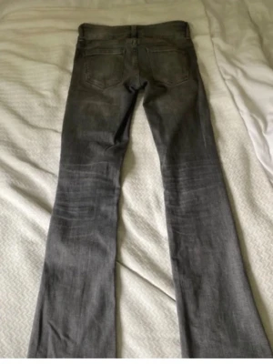 Lowwaist jeans - Säljer ett par bootcut jeans med lågmidja. Använda så lite slitna längst ner och säkert uttänjda. Skulle säga att det är någorlunda stora i storleken.