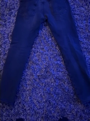 Replay Anbass skinny jeans blå - Säljer ett par mörkblå Replay Anbass jeans i skinny fit. Klassisk femficksmodell med snygga detaljer på bakfickan och knappstängning. 