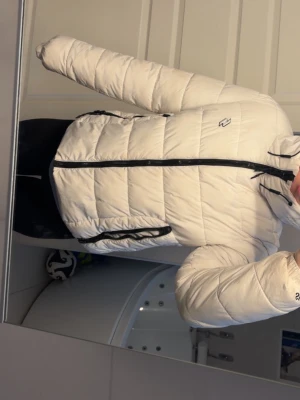 Superdry jacka - Säljer en snygg vit pufferjacka från Superdry. 