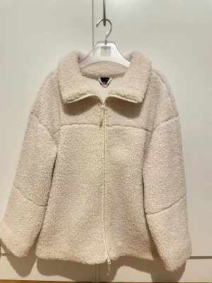 Beige teddyjacka från Gina Tricot - ENDAST ANVÄND 2-3 GÅNGER SÅ AS BRA SKICK??