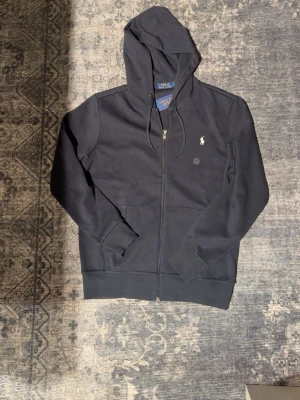Zip Hoodie Ralph Luaren - En zip Hoodie från Polo Ralph Luaren i Mörklblå färg. perfekt passform allt med den är perfekt, Helt ny. No Bs
