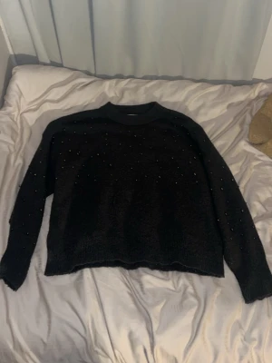 Svart stickad tröja från H&M - Svart stickad tröja med pärlor från H&M. Storlek M. Andvänd typ 2 gånger 