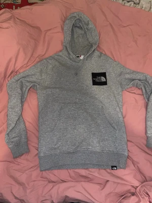 The north face Hoodie - The north face Hoodie som är i väldigt bra skick, använd ca 5 gånger som Max och ligger bara hemma och skräpar.