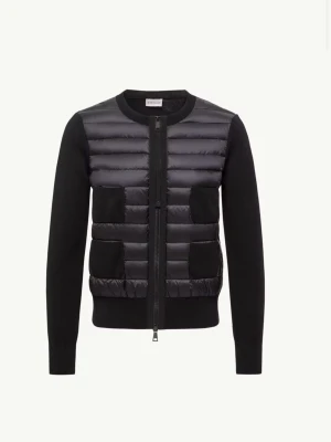 Moncler cardigan - Säljer min svarta moncler cardigan i storlek S från deras egen hemsida. Som ny då jag knappt vågat använda den sedan jag köpte i somras eftersom jag är rädd att förstöra den. Använd runt 10 gånger! Skickar i orginalbox med allt som tillkom. Äktenhetsbevis finns. Priset pga att jag vill få den såld snabbt❤️