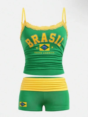 Grön Brasilien linnetopp med spets - Snygg grön linnetopp med gula spetsdetaljer och tunna axelband. Toppen har tryck med texten 'BRASIL' och brasilianska flaggan framtill. Perfekt för dig som vill sticka ut med färg och visa support för Brasilien.