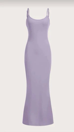 Ljuslila långklänning - Ljuslila långklänning med smala axelband och ribbad struktur. Klänningen har en figurnära passform upptill och lätt utsvängd nederdel. Axelbanden är justerbara för bästa passform. 