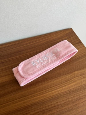 Hårband från Kylie Jenner - Är helt ny och oanvänd.