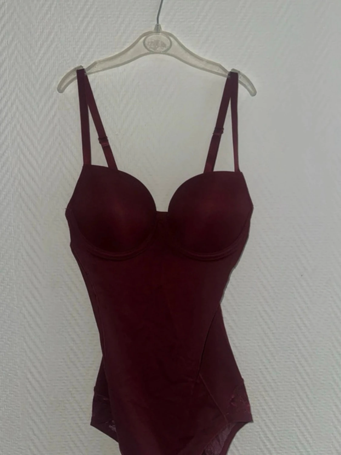 Vinröd body med spetsdetaljer - 1