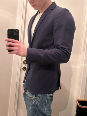  Havana | Tiger of sweden kavaj  - Säljer denna otroligt fina kavaj från Tiger of sweden som passar på fest men även vardagligt. Har special textilen ”Havana Fabric”. Aningens tunnare, vilket gör att man inte alls blir lika varm. Något jag uppskattar. Bara att höra av vid frågor, svarar snabbt🤝Modellen är 182 och väger 77 kg