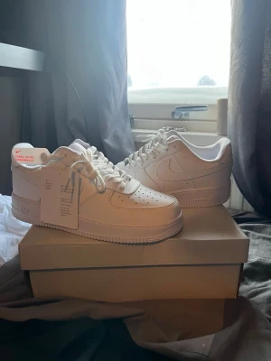 Af1 - Vita clean sneakers som passar alla stilar och outfits i storlek 46. Aldrig använda. Pris går att diskutera vid snabb affär