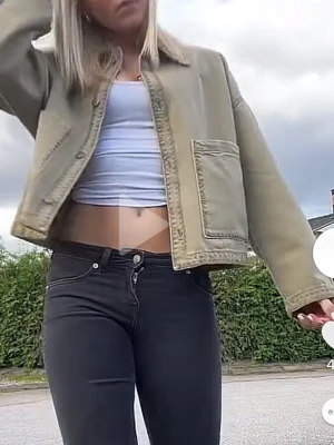 Grön jacka ifrån Zara - Superfin jacka ifrån Zara, perfekt till våren och sommaren. Fina sydda detaljer och bra kvalitet på tyget. Storlek XS/S. Jag är 170cm. Köpte förra året för ca 550 och användes 2-3 gånger så är i väldigt bra skick.