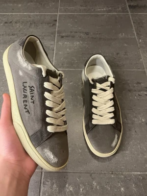 Saint Laurent skor  - Saint Laurent skor i den sjukt unika colorway, väldigt eftertraktad och sällsynt model🌟. Storlek 40 kan passa större. Hur fräscha som helst, skick 9/10. Endast skorna medföljer. Hör av er vid funderingar✅