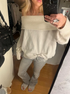 Vit off shoulder tröja  - Jätte fin 