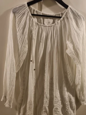 Vit skir blus så fin  - Mer stl M. Lös modell. 