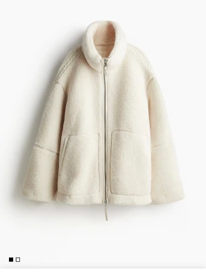 Vit pile jacka från Hm - Säljer denna populära pile jacka från hm, helt slutsåld💓inte använd så många gånger, skriv för fler bilder hur den sitter på mm