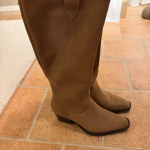 Boots - Säljer dessa ursnygg boots ifrån pull & beer men köpa på Zalando. Enbart använt som en gång och den enda lilla defteken är att jag spillde lige handsprit på dom som syns på sista bilden men inte någonting man tänker på. Passar perfekt till festligheter men även till vardags. Nypris 999 kr. Skriv för fler bilder eller frågor ❤️
