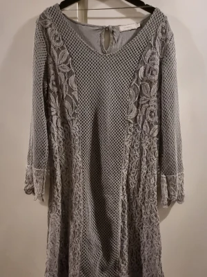 Ljuvlig topp med spets detaljer  - Ljuvlig topp med spets detaljer stl M grå grön 