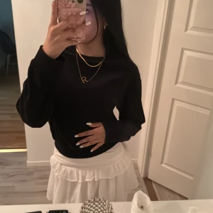 Svart manchestertröja från H&M Divided - Säljer en svart långärmad tröja från H&M Divided i mjuk manchester. Tröjan har rund halsringning och en relaxed passform, perfekt till många olika outfits. Enkel och stilren design.