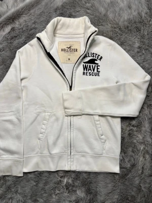 Hollister zip - Säljer denna feta Hollister zippen | Mycket bra skick | Storlek M | Bara att höra av sig vid funderingar✅👍 |
