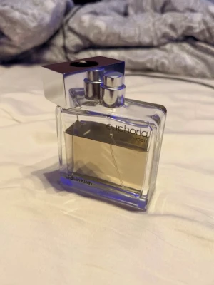 Euphoria Men parfym - Stilren och modern herrparfym från Calvin Klein. Perfekt för dig som vill ha en ikonisk doft i samlingen. Flaskans design ger ett exklusivt intryck och passar perfekt på hyllan.