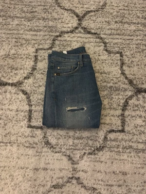 Tiger of sweden jeans - Säljer ett par tiger of sweden jeans med snygga slitningar, dessa jeans är storlek 29/32 men passar mer 30/32! Riktigt bra skick så kom gärna med prisförslag!