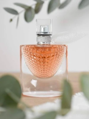 La Vie Est Belle L’Eclat Eau de Parfum - Luktar en hel del som black opium men en liten doft skillnad. Parfymens kork & box är borta tyvärr. Har använt den några gånger, mer än 85% är kvar. 