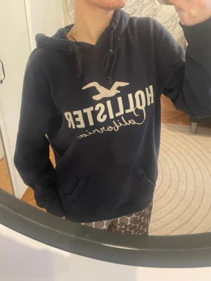 Hollister💕 - Hollister hoodie i använt men fint skick. Strl på den är L men passar superfint på mig som är xs/s.   Obs spegeln smutsig för inga defekter på tröjan. Använd gärna köp nu❤️