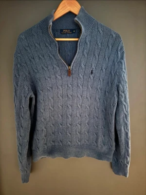 Ralph Lauren Halv-Zip - 🤩Sjukt snygg kabelstickad halv zip säljes  ✅Plagget är noggrant kontrollerat av experter och är i toppenskick  👔Märke: Ralph Lauren    Perfekt för den som vill utveckla och sin stil till nästa nivå eller bara vill ha ett plagg som håller högsta kvalitet.   ⚠️Skriv vid intresse eller frågor  Ö19