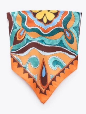 Färgglad blommig väst i siden - Säljer en unik väst med blommigt och vågigt mönster i orange, turkos, brun, gul och blå. Västen har en spetsig nederkant och är tillverkad i glansigt sidenmaterial som ger en lyxig känsla. Perfekt för dig som vill sticka ut med färg och mönster.