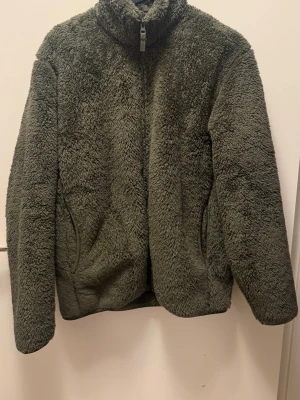 Fleece/teddy kofta, Uniqlo - En i princip oanvänd mjuk fleece från Uniqlo. Användes aldrig då den var för liten 🥲 Storleken är Mens M