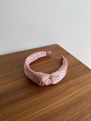 Diadem från Lindex - Är helt ny och oanvänd.