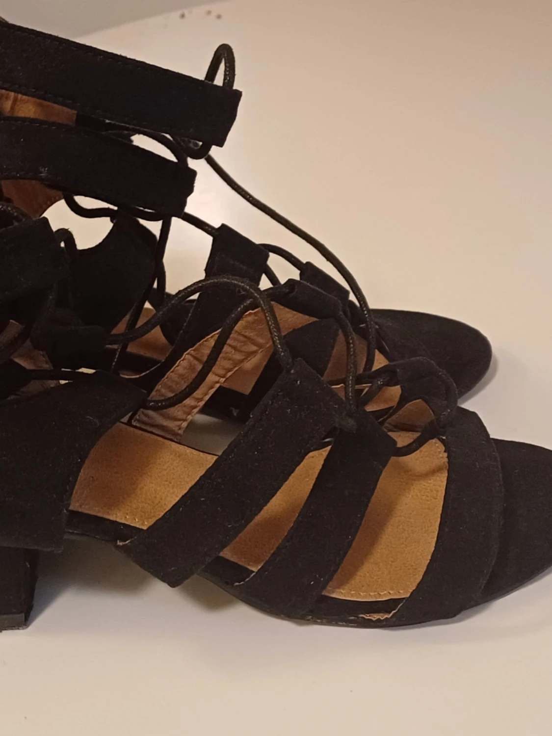 Svarta sandaler med snörning och klack