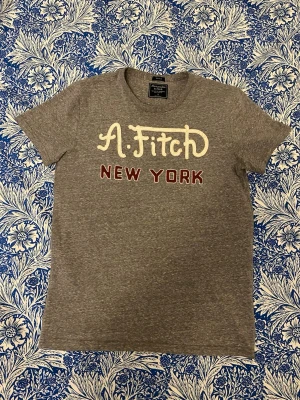 T-shirt Abercrombie & Fitch - Grå t-shirt från Abercrombie & Fitch i storlek S 